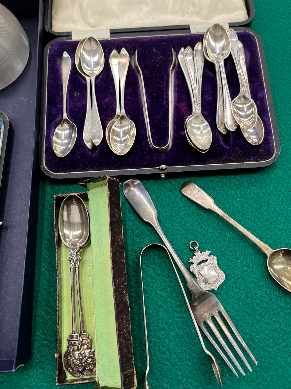 BOXED SILVER WARES INCLUDING NAPKIN RINGS, A SUGAR CASTER, COFFEE SPOONS TOGETHER WITH A GLASS - Image 4 of 5