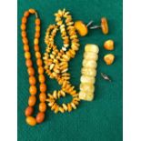 VARIOUS VINTAGE AMBER COLOURED BEADS.