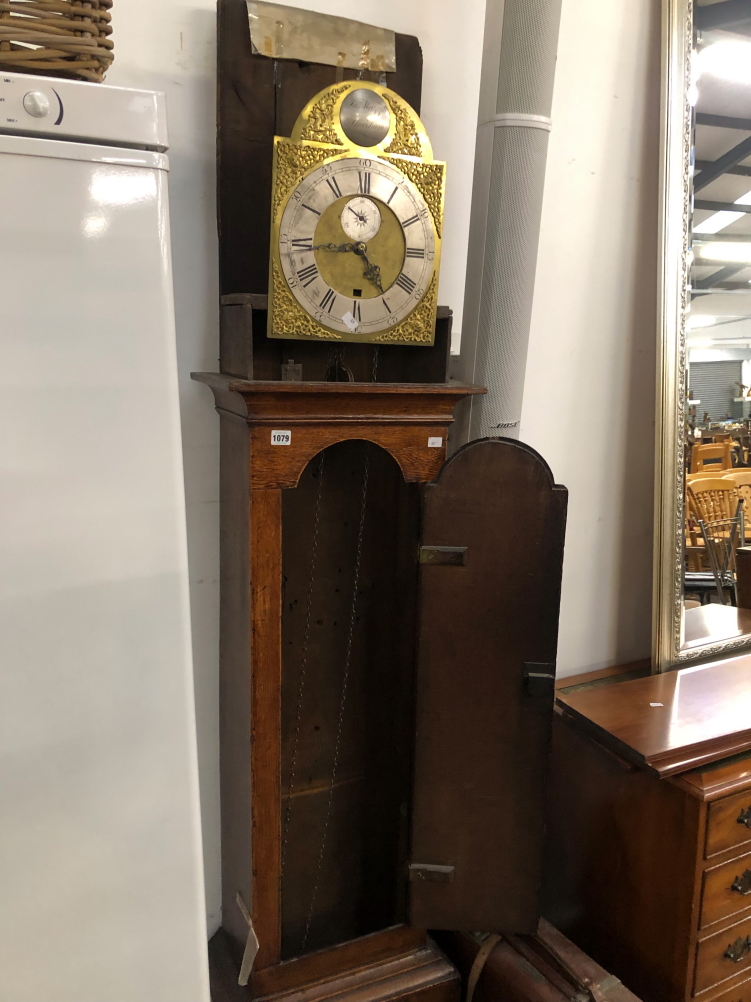 A GEORGIAN OAK CASED LONG CASE GRANDFATHER CLOCK WITH BRASS ARCHED DIAL