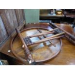 AN ORIENTAL INLAID GALLERY TRAY WITH FOLDING STAND