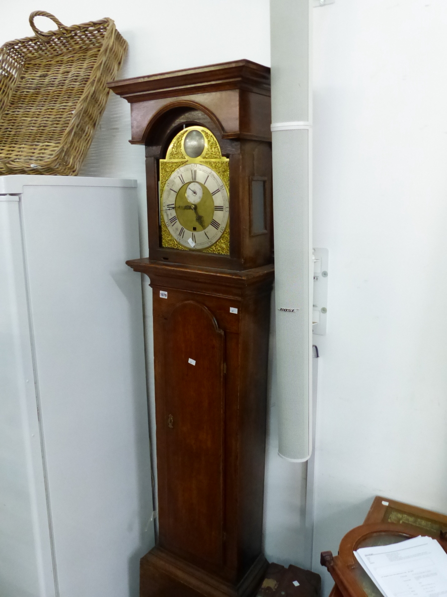 A GEORGIAN OAK CASED LONG CASE GRANDFATHER CLOCK WITH BRASS ARCHED DIAL - Image 3 of 7