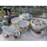 A SMALL COLLECTION OF WORCESTER EVESHAM PATTERN WARES