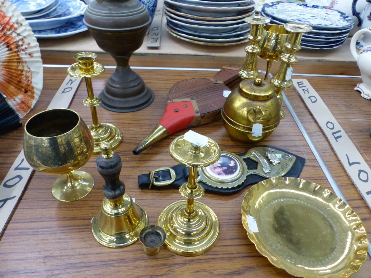 A SMALL COLLECTION OF VINTAGE BRASS WARES