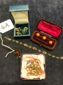 A 9ct GOLD AND GARNET BRACELET, TWO PAIRS OF 9ct GOLD GEMSET EARRINGS, A SILVER AND AMBER MOUSE