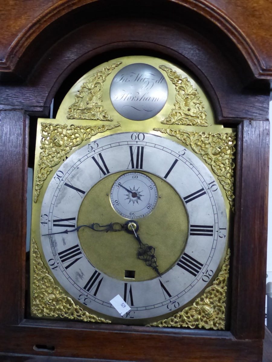 A GEORGIAN OAK CASED LONG CASE GRANDFATHER CLOCK WITH BRASS ARCHED DIAL - Image 6 of 7