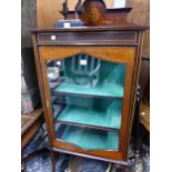 AN EDWARDIAN INLAID MAHOGANY DISPLAY CABINET, H 130 W 61 D 32cms, A COPPER COAL BOX AND A WARMING