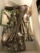 A HALLMARKED SILVER WEIGHTED BUD VASE, A PAIR OF MAPPIN AND WEBB SALAD SERVERS AND A COLLECTION OF