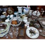 A PORTMERION BOWL, VARIOUS SILVER PLATED WARES, A MANTLE CLOCK, ETC.