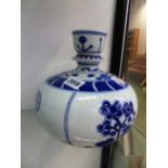 AN ORIENTAL BLUE AND WHITE VASE WITH UNUSUAL DECORATION.