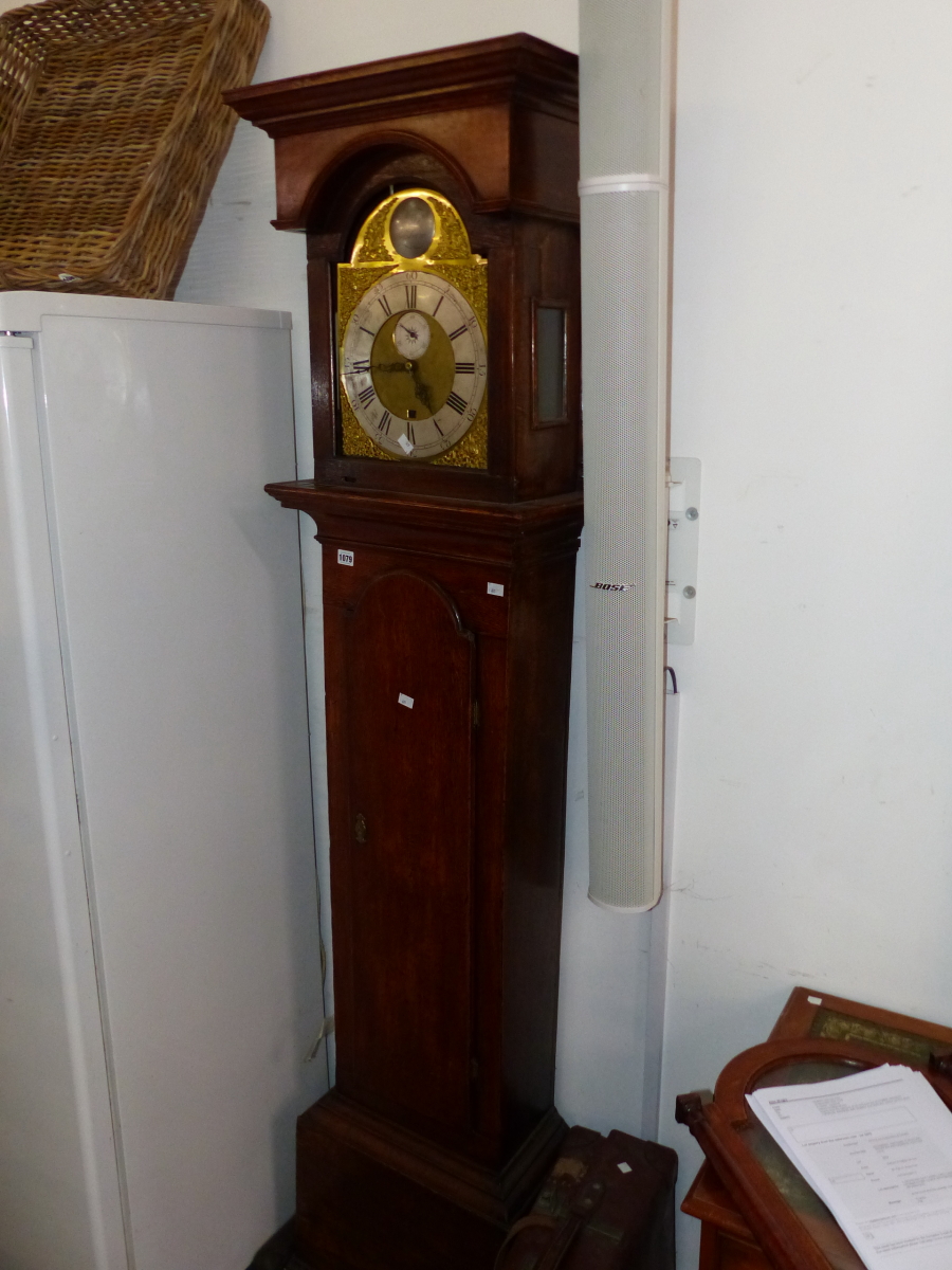 A GEORGIAN OAK CASED LONG CASE GRANDFATHER CLOCK WITH BRASS ARCHED DIAL - Image 2 of 7
