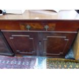 A MAHOGANY SIDE CABINET WITH SINGLE DRAWER OVER CUPBOARD DOORS 79 x 93 x 50 cm