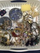 A COLLECTION OF JEWELLERY TO INCLUDE SILVER EARRINGS, BROOCHES, BANGLES ETC