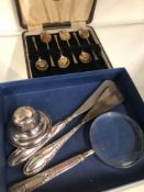 A SET OF SIX HALLMARKED SILVER CASED COFFEE SPOONS, A INK WELL, TWO SHOE HORNS AND A MAGNIFYING