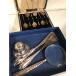 A SET OF SIX HALLMARKED SILVER CASED COFFEE SPOONS, A INK WELL, TWO SHOE HORNS AND A MAGNIFYING