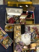 A COLLECTION OF VINTAGE AND MODERN COSTUME JEWELLERY TO INCLUDE SILVER EXAMPLES, RINGS, CHARMS ETC.