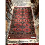 AN ORINTAL RUG OF BOKHARA DESIGN. 159 x 88cms