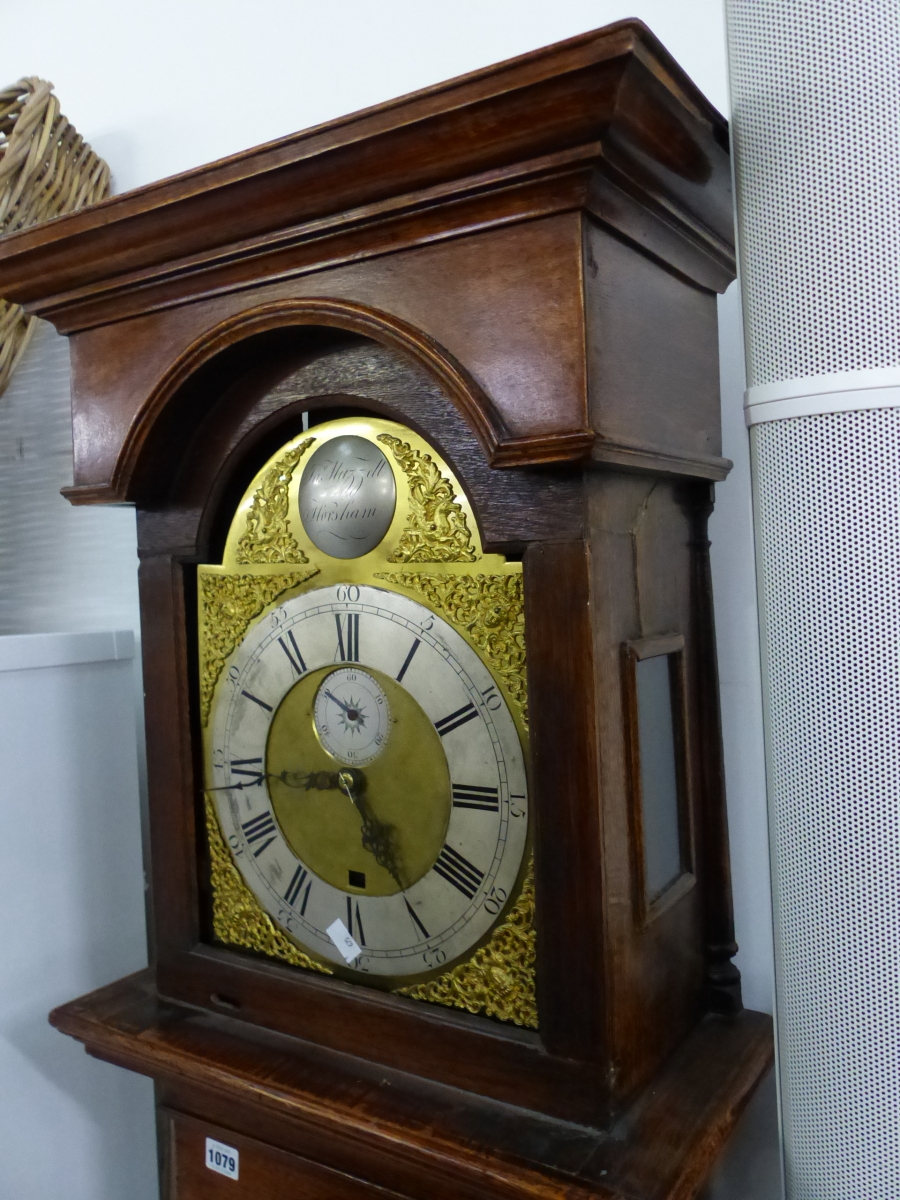 A GEORGIAN OAK CASED LONG CASE GRANDFATHER CLOCK WITH BRASS ARCHED DIAL - Image 4 of 7