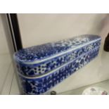 AN ORIENTAL POTTERY BLUE AND WHITE SCRIBES BOX.