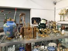 THREE TABLE LAMPS AND VARIOUS BRASS WALL LAMPS.