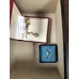 AN 18ct HALLMARKED GOLD AND DIAMOND RING, A 9ct GOLD HALLMARKED CROSS AND CHAIN AND VARIOUS GOLD