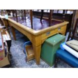 AN IMPRESSIVE OAK LIBRARY TABLE WITH TWIN END DRAWERS. H 77 W 150 D 77cms