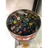 A COLLECTION OF VINTAGE MARBLES.