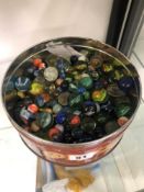 A COLLECTION OF VINTAGE MARBLES.