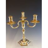 A SILVER THREE LIGHT CANDELABRUM BY MAPPIN AND WEBB, LONDON 1960, THE NOZZLES WITH HEXAGONAL DRIP