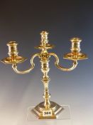 A SILVER THREE LIGHT CANDELABRUM BY MAPPIN AND WEBB, LONDON 1960, THE NOZZLES WITH HEXAGONAL DRIP