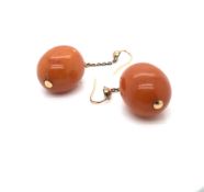 A PAIR OF VINTAGE LARGE AMBER OVAL BEAD DROP EARRINGS, UNHALLMARKED ASSESSED AS 14ct GOLD. OVERALL