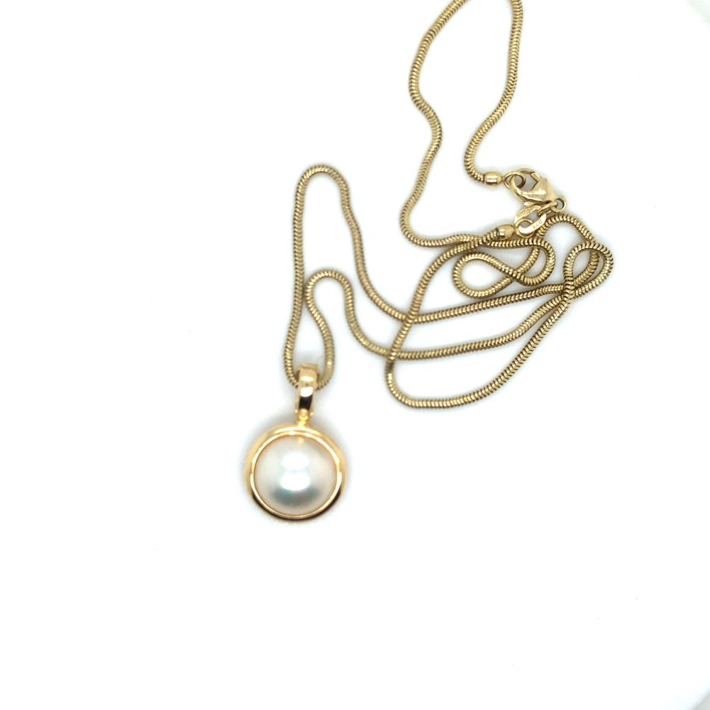 A MABE PEARL PENDANT IN A RUBOVER MOUNT SUSPENDED ON A 9ct GOLD HALLMARKED SNAKE CHAIN. CHAIN LENGTH - Image 3 of 3