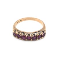 A HALLMARKED 9ct GOLD (MARKS RUBBED) SEVEN STONE RUBY HALF ETERNITY RING. FINGER SIZE R 1/2.