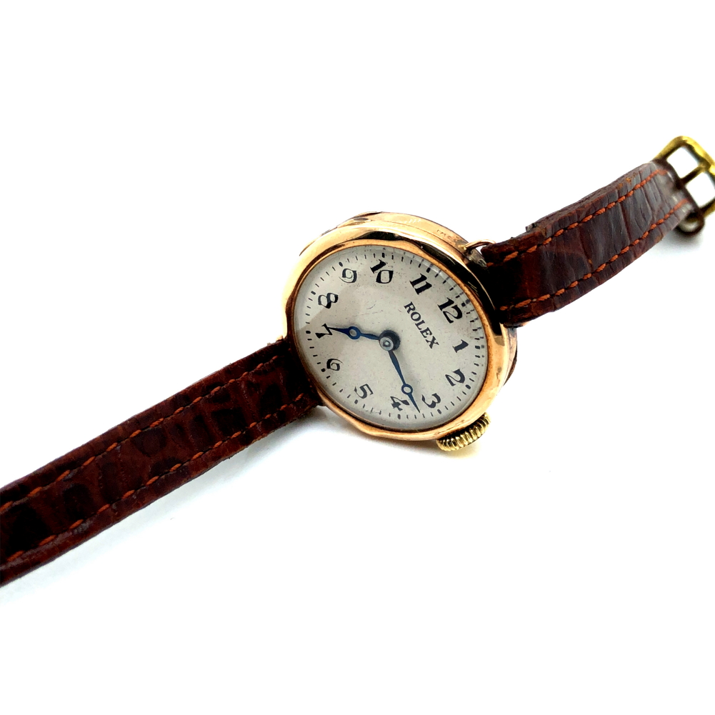 A VINTAGE 9ct HALLMARKED GOLD LADIES ROLEX WRIST WATCH. THE REVERSE CASE BACK DATED 1936, IMPORT - Image 4 of 4