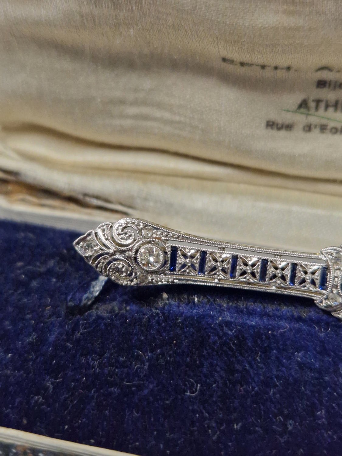 AN ANTIQUE SAPPHIRE AND DIAMOND BAR BROOCH IN PERIOD BOX. - Image 4 of 7