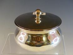 A SILVER POWDER BOWL AND MIRRORED COVER BY GRINSELL & SON, BIRMINGHAM 1911. Dia. 11cms. TOGETHER