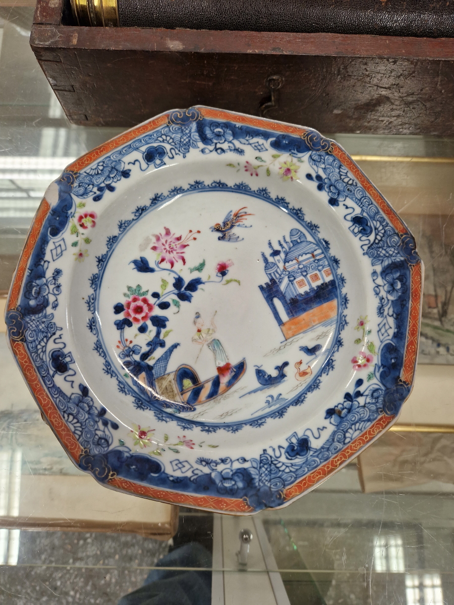 SIX LATE 18th C CHINESE SOUP PLATES PAINTED IN UNDERGLAZE BLUE AND FAMILLE ROSE WITH A LADY - Image 20 of 29