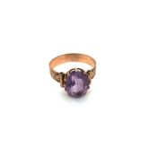 AN ANTIQUE AMETHYST ROSE GOLD RING. FINGER SIZE K. UNHALLMARKED, ASSESSED AS 9ct GOLD. WEIGHT 1.