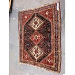 AN ANTIQUE PERSIAN QASHGAI RUG. 196 x 149cms