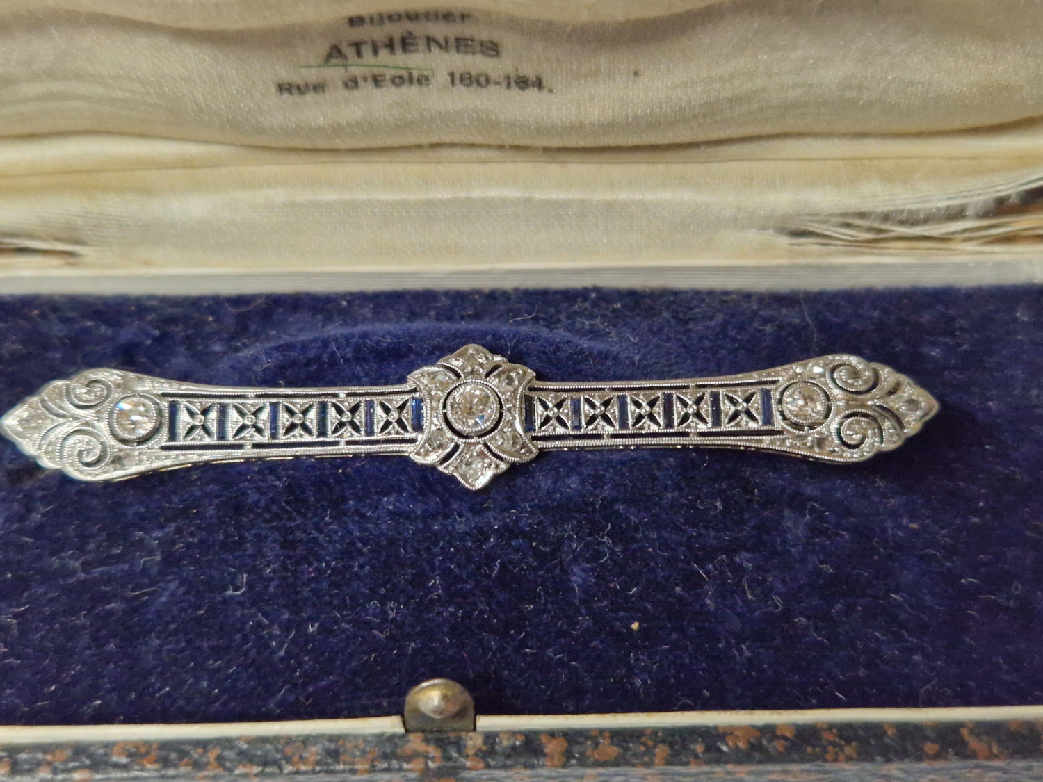 AN ANTIQUE SAPPHIRE AND DIAMOND BAR BROOCH IN PERIOD BOX.