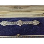 AN ANTIQUE SAPPHIRE AND DIAMOND BAR BROOCH IN PERIOD BOX.