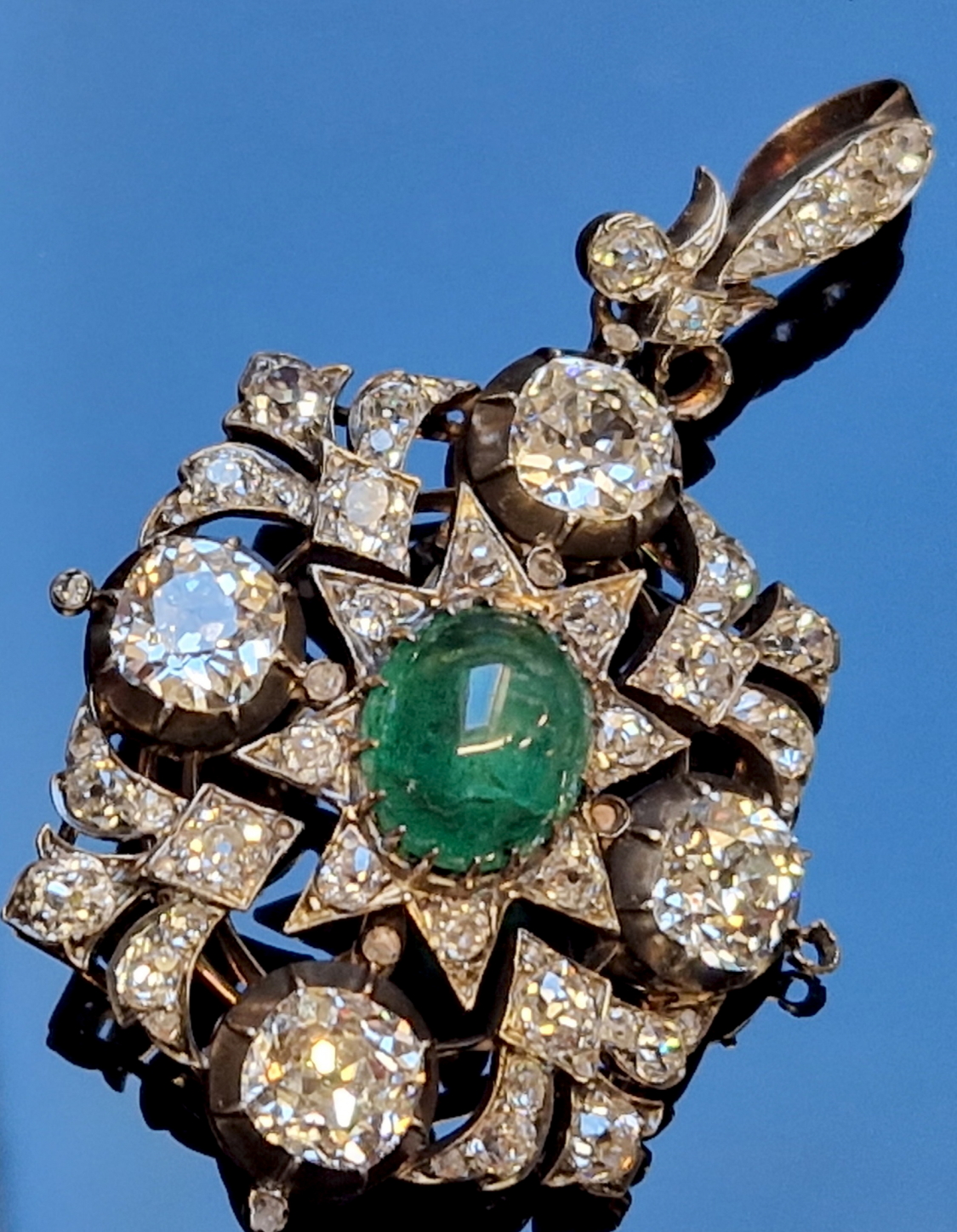 AN ANTIQUE OLD CUT DIAMOND AND EMERALD PENDANT BROOCH. THE PENDANT CENTRED WITH AN OVAL CABOCHON - Image 2 of 9