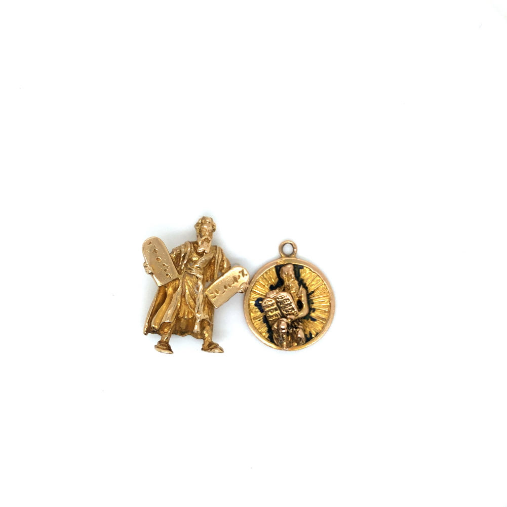 TWO VINTAGE PENDANTS DEPICTING MOSES HOLDING TWO TABLETS OF THE TEN COMMANMENTS. THE LARGE PENDANT - Image 2 of 6