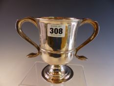 A SILVER TWO HANDLED CUP BY LANGLANDS AND ROBERTSON, NEWCASTLE 1784, A REEDED BAND ABOUT THE BODY