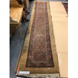 AN ANTIQUE PERSIAN SERAB RUNNER. 440 x 100cms