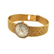 A SWISS UNIVERSAL LADIES WRIST WATCH, RETAILED BY BENSON, WITH DIAMOND SET BEZEL AND INTEGRAL
