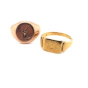AN ANTIQUE 9ct HALLMARKED SEAL ENGRAVED ARMORIAL SIGNET RING, DATED 1915, BIRMINGHAM, FINGER SIZE J,