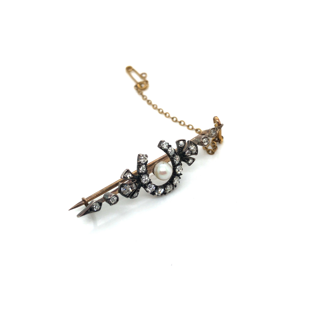 AN ANTIQUE OLD CUT DIAMOND AND CULTURED PEARL HORSESHOE BAR BROOCH COMPLETE WITH SAFETY CHAIN. - Image 2 of 3