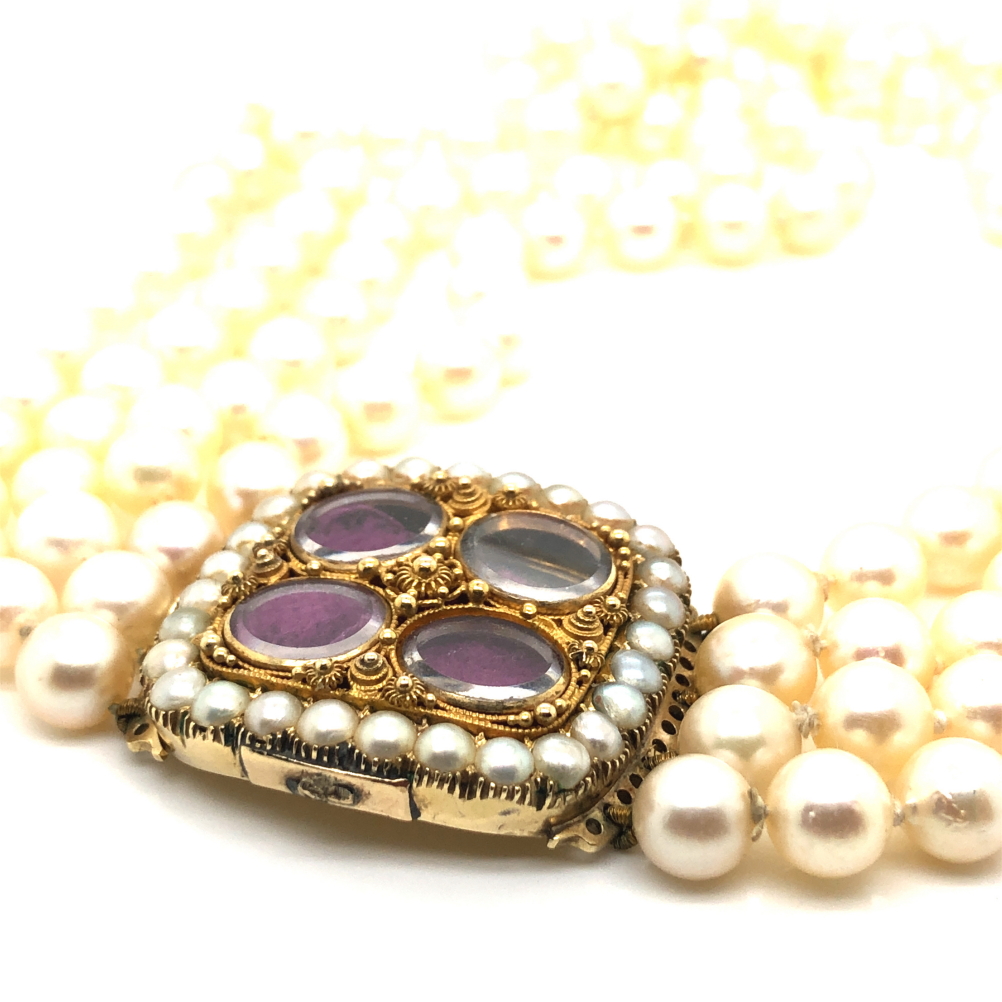 AN ANTIQUE FOUR ROW CULTURED PEARL CHOKER NECKLACE WITH GLAZED FOUR PANEL PEARL SET ORNATE CLASP. - Image 8 of 11
