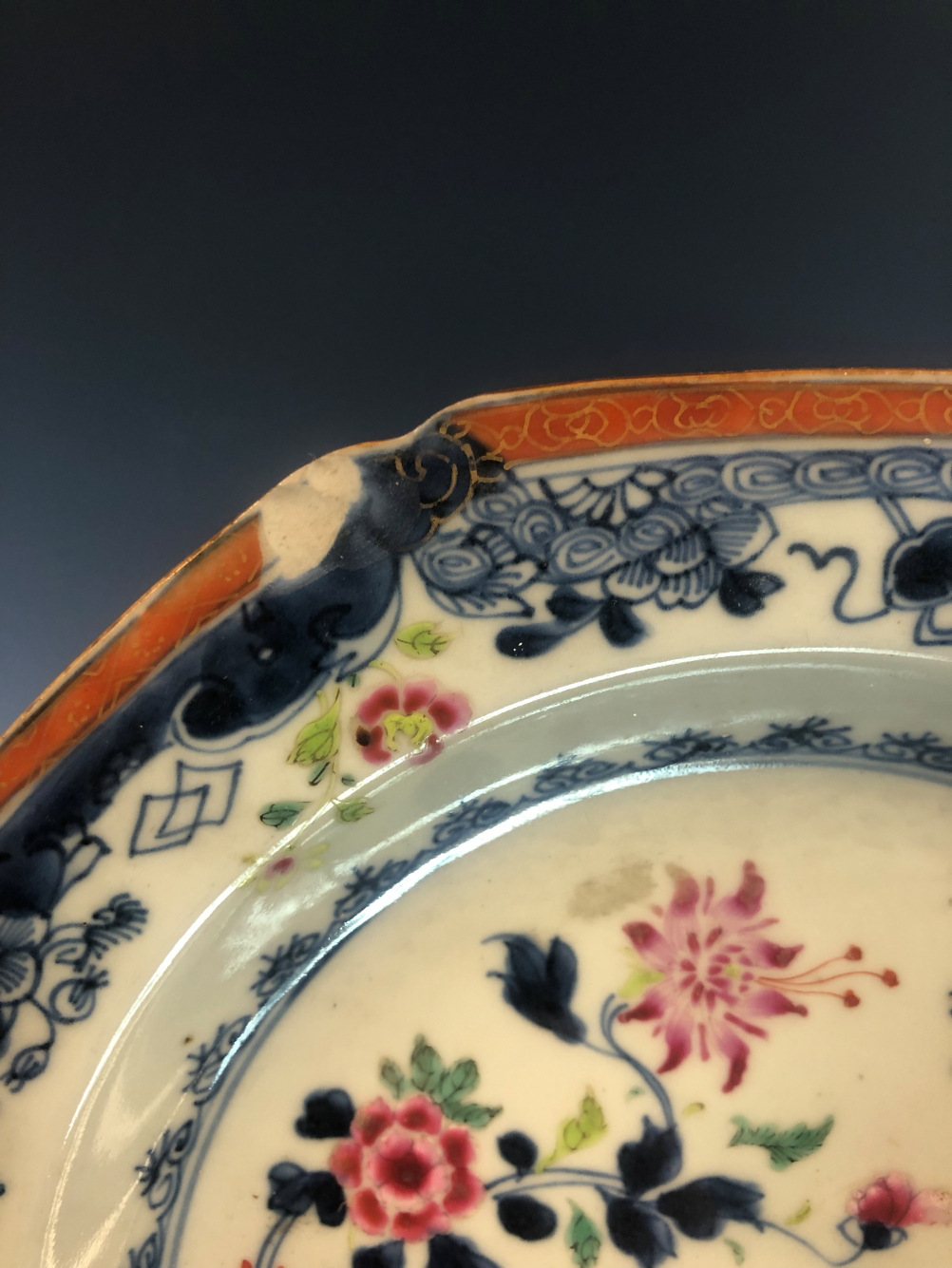 SIX LATE 18th C CHINESE SOUP PLATES PAINTED IN UNDERGLAZE BLUE AND FAMILLE ROSE WITH A LADY - Image 14 of 29