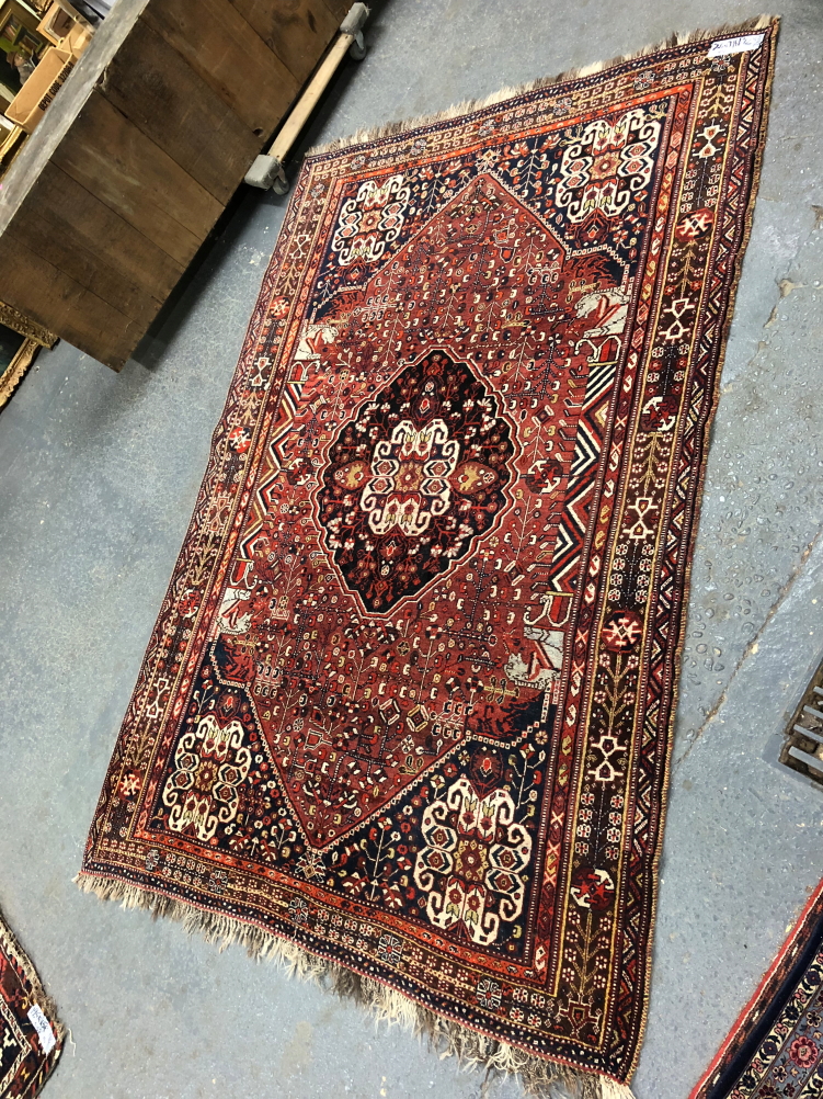 AN ANTIQUE PERSIAN SHIRAZ RUG. 260 x 172cms